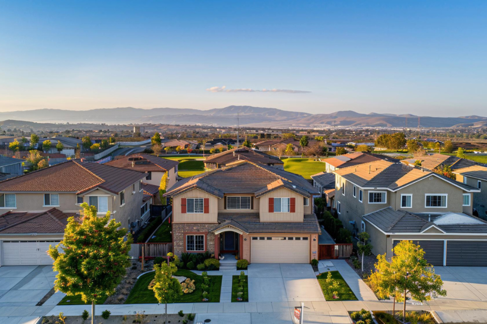 Navigating the Market: Tips for Buying a Home in Sun City and Sun City West